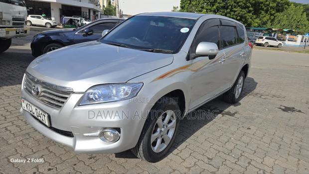 Toyota Vanguard 2011 Silver