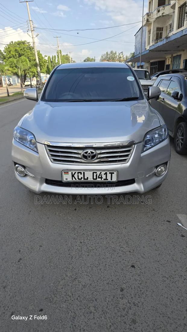 Toyota Vanguard 2011 Silver