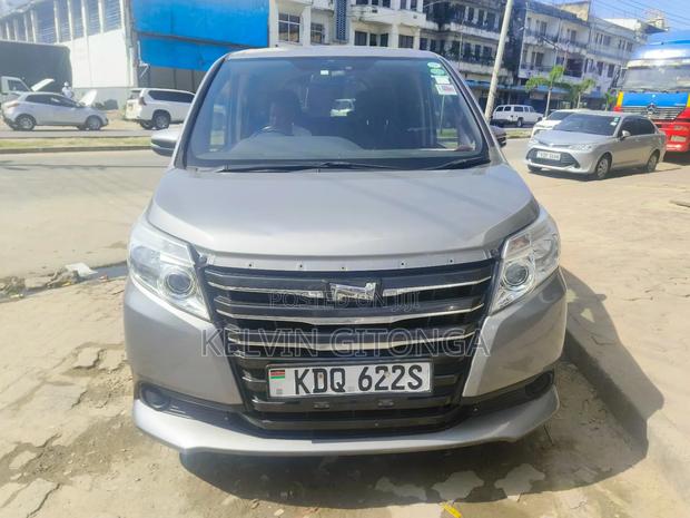 Toyota Noah 2017 Silver