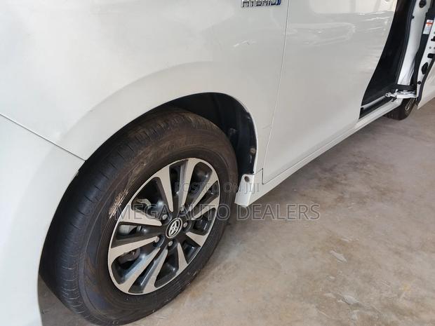 Toyota Esquire 2018 White