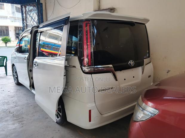 Toyota Esquire 2018 White