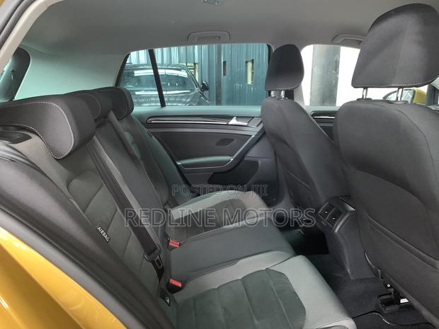 Volkswagen Golf TSI S FWD 2018 Yellow