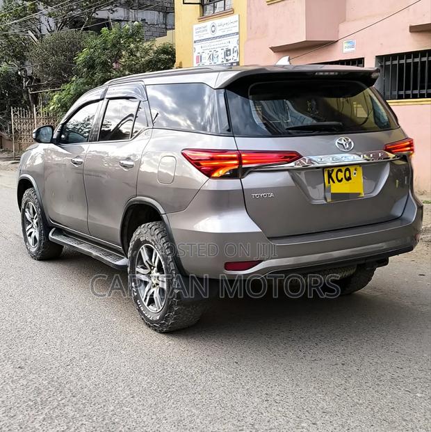 Toyota Fortuner 2.8 D AWD 2017 Gold