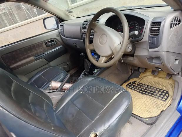 Isuzu D-MAX 2013 Blue