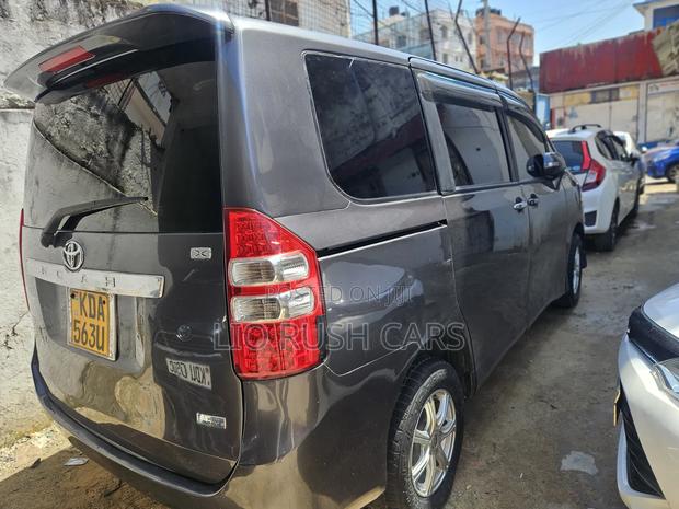 Toyota Noah 2014 Gray