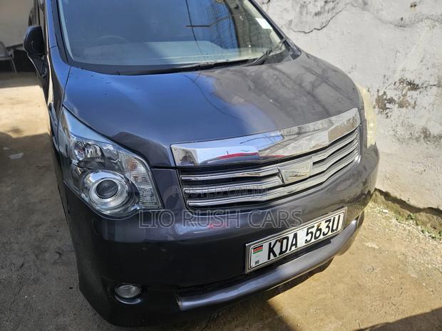 Toyota Noah 2014 Gray
