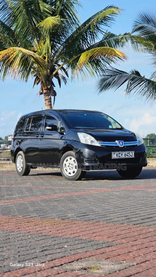 Toyota ISIS 2013 Black