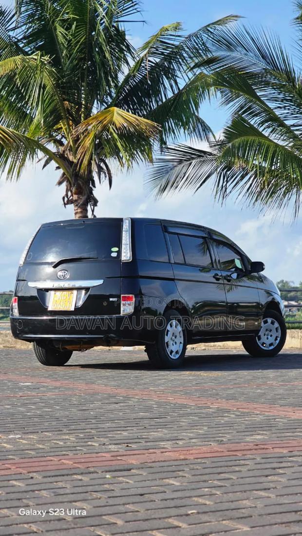 Toyota ISIS 2013 Black