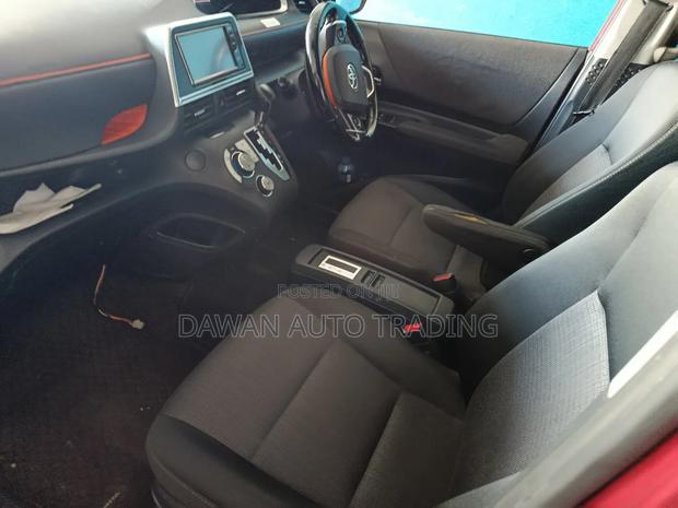 Toyota ISIS 2013 Black