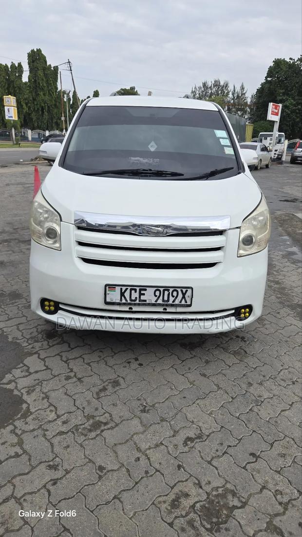 Toyota Noah 2009 White