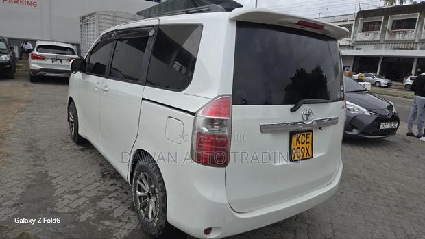 Toyota Noah 2009 White