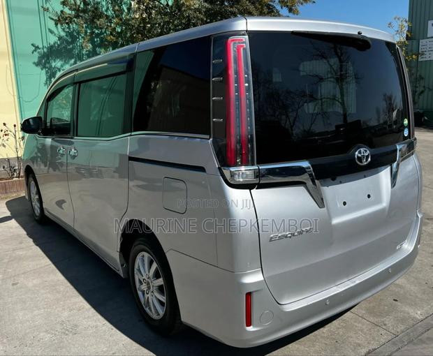 Toyota Esquire 2.0 FWD (8 seater) 2019 Silver