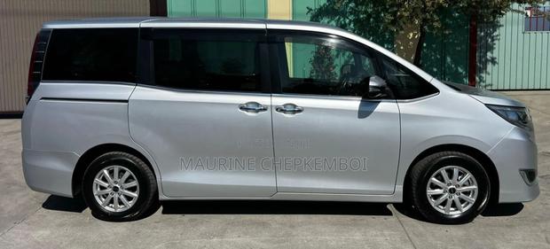 Toyota Esquire 2.0 FWD (8 seater) 2019 Silver