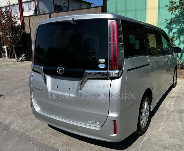 Toyota Esquire 2.0 FWD (8 seater) 2019 Silver