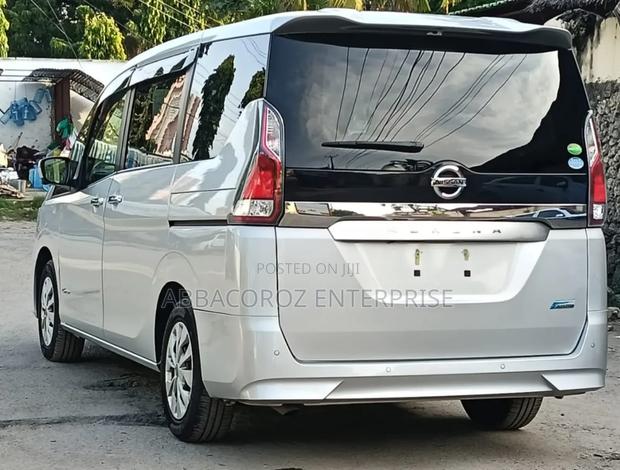 Nissan Serena 2018 Silver