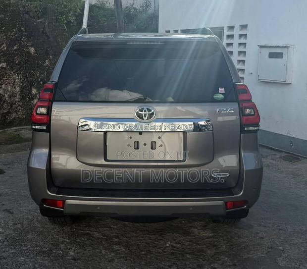 Toyota Land Cruiser Prado 2.8 2018 Gold