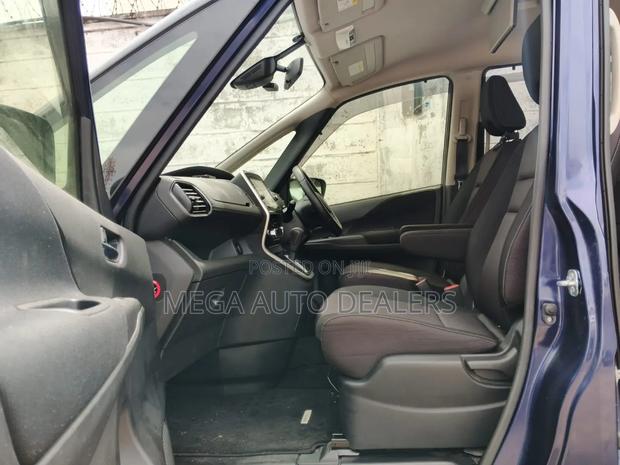 Nissan Serena 2018 Blue