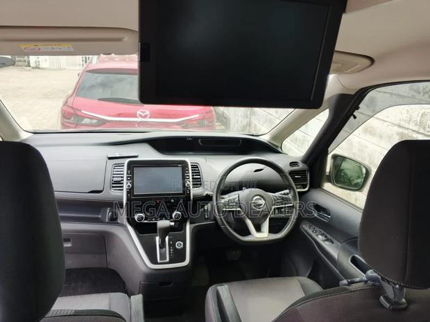 Nissan Serena 2018 Blue