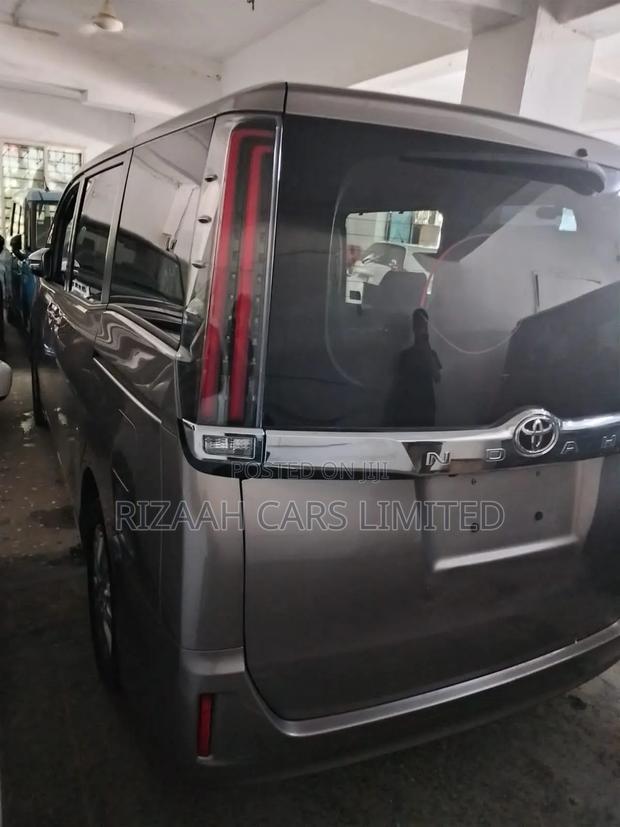 Toyota Noah 2018 Gray