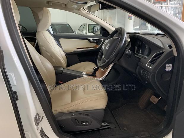 Volvo XC60 T5 Momentum AWD 2018 White