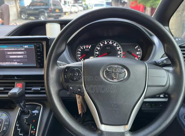 Toyota Noah 2016 Gray