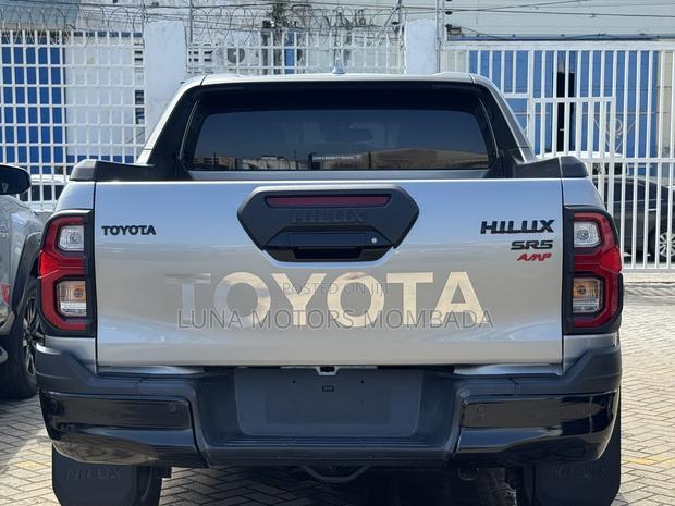 Toyota Hilux 2022 Gray