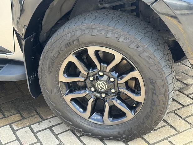 Toyota Hilux 2022 Gray