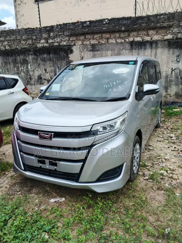 Toyota Noah 2019 Silver