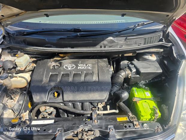 Toyota ISIS 2013 Silver