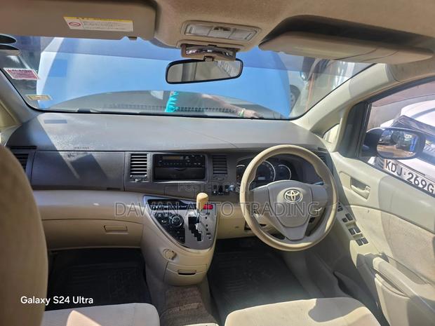 Toyota ISIS 2013 Silver
