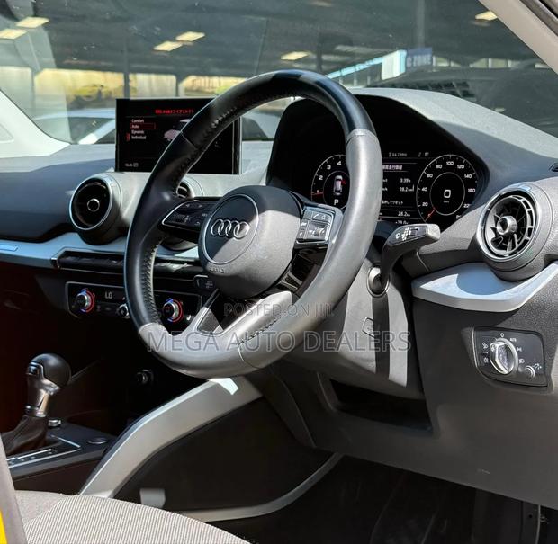 Audi Q2 2018 Yellow