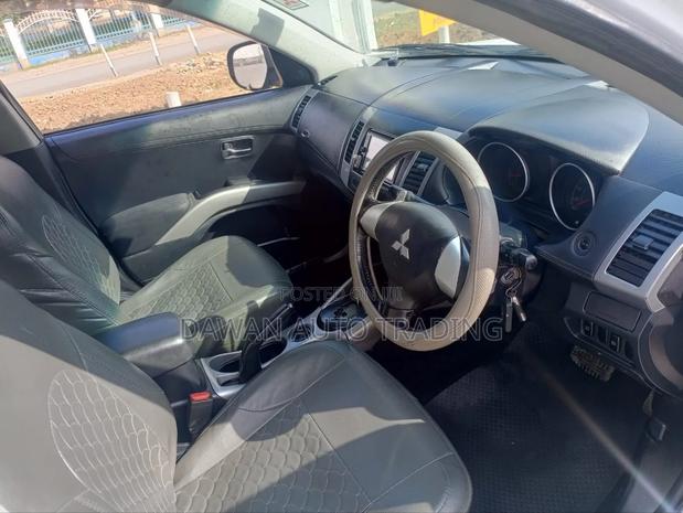 Mitsubishi Outlander 2011 White