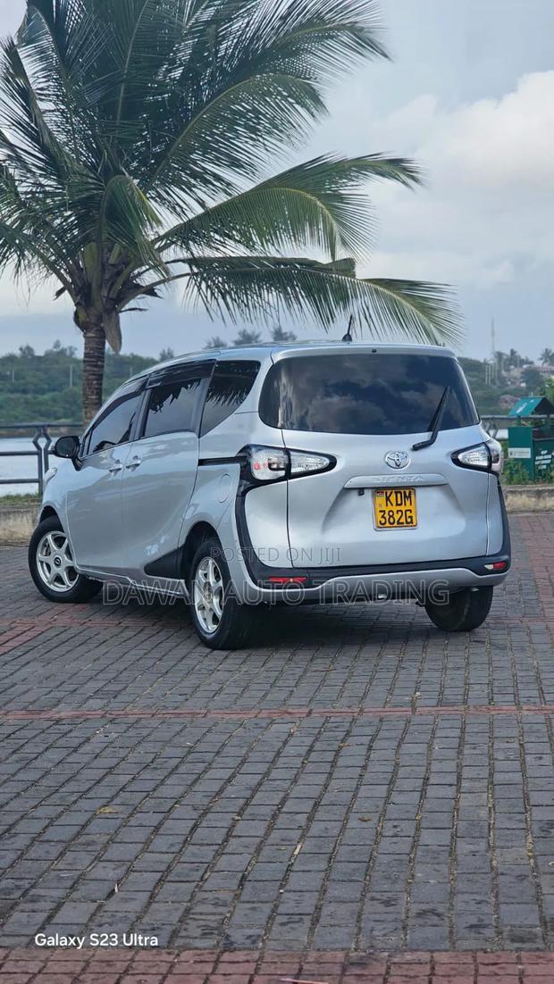 Toyota Sienta 2016 Silver