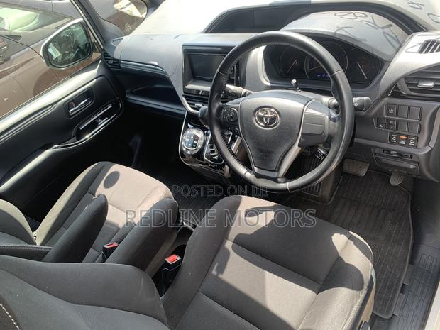 Toyota Esquire 2.0 AWD (7 seater) 2018 White