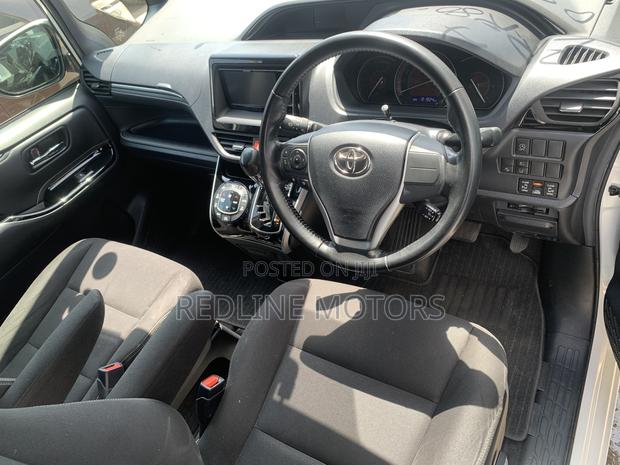 Toyota Esquire 2.0 AWD (7 seater) 2018 White