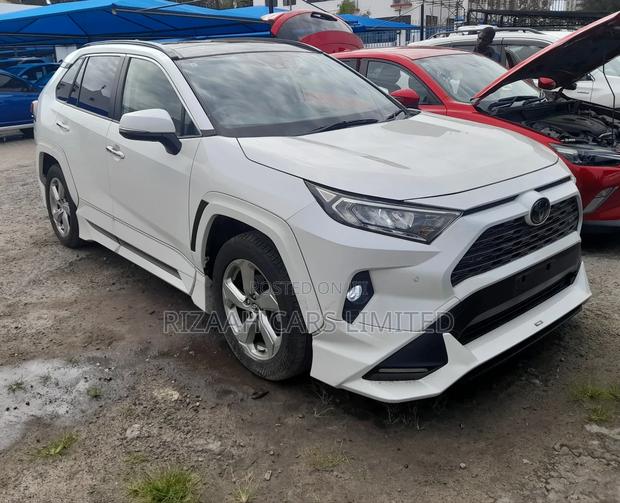 Toyota RAV4 XLE FWD 2019 White
