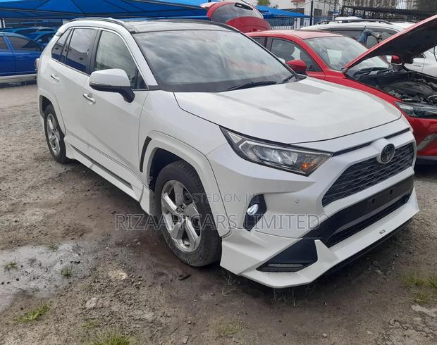 Toyota RAV4 XLE FWD 2019 White