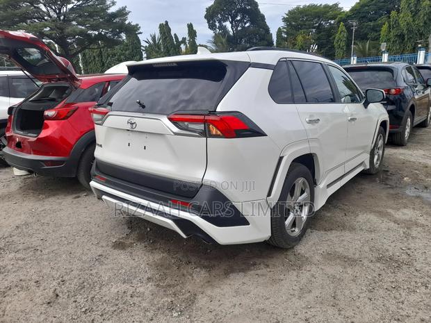 Toyota RAV4 XLE FWD 2019 White
