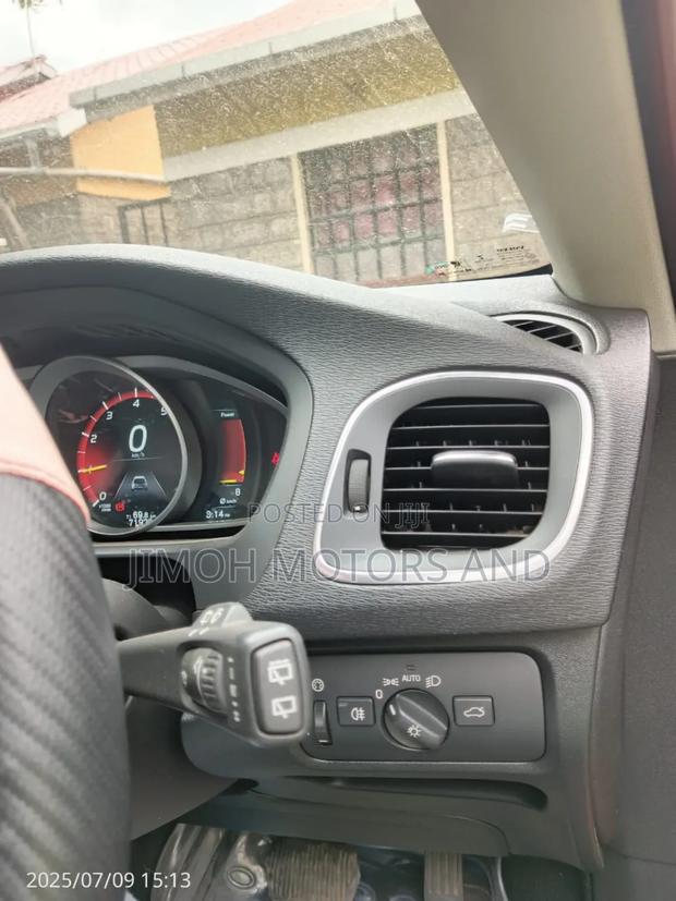 Volvo V40 2015 Red