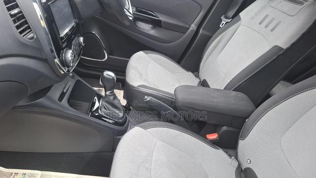 Renault Captur 1.2 Petrol FWD 2017 Beige