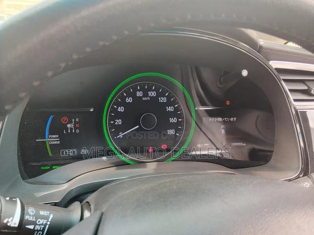 Honda Fit Shuttle 2018 Silver