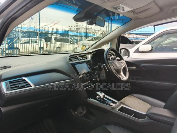 Honda Fit Shuttle 2018 Silver