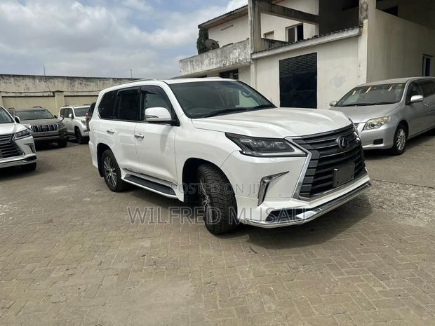 Lexus LX 570 AWD 2016 White
