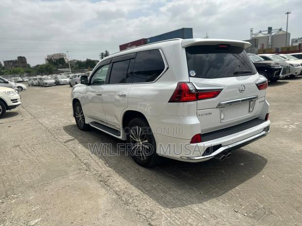 Lexus LX 570 AWD 2016 White