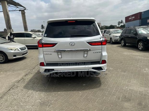Lexus LX 570 AWD 2016 White