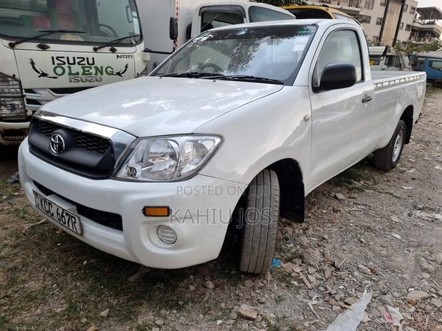 Toyota Hilux 2010 White