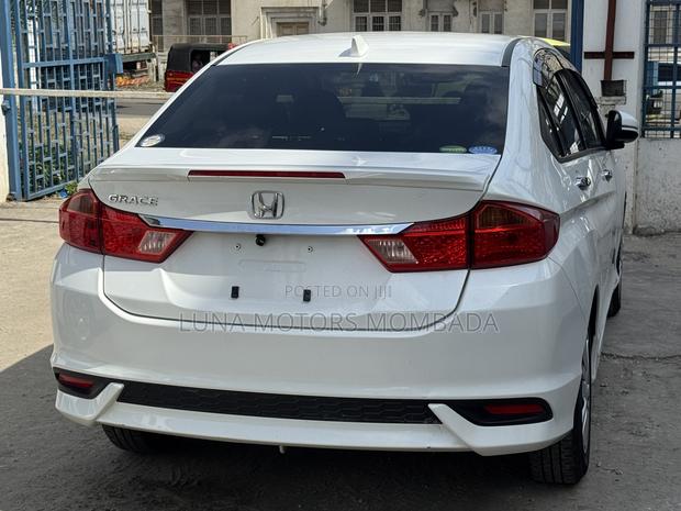 Honda Grace 2019 White