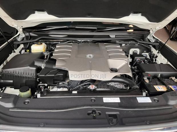 Toyota Land Cruiser 4.6 V8 ZX 2019 White
