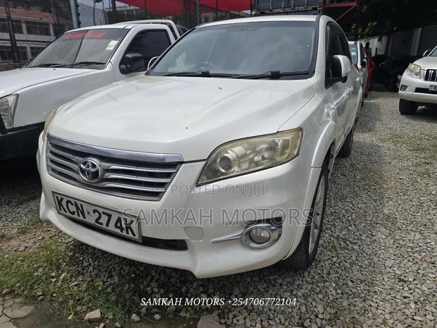 Toyota Vanguard 2011 White