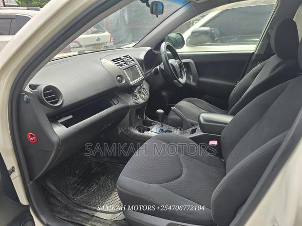 Toyota Vanguard 2011 White